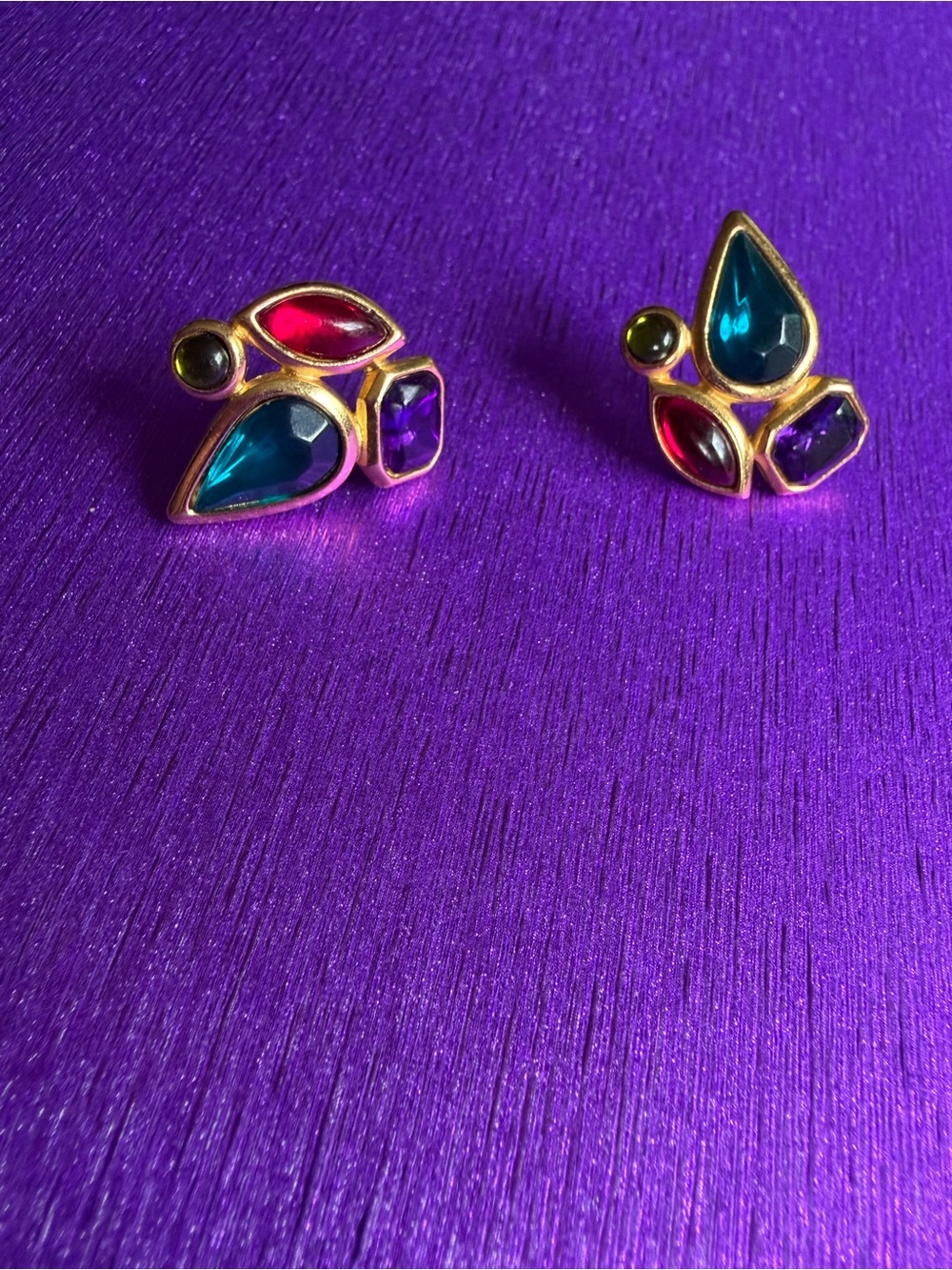 Vintage Trifari Multi-Stone Pierced Earrings Teal Pink Purple Olive Gold Signed - Picture 1 of 6